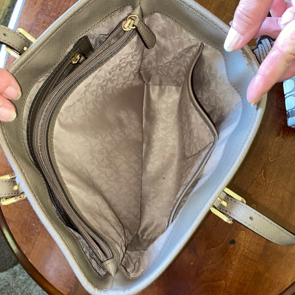 Gold Michael Kors purse in perfect condition! - Picture 4 of 9